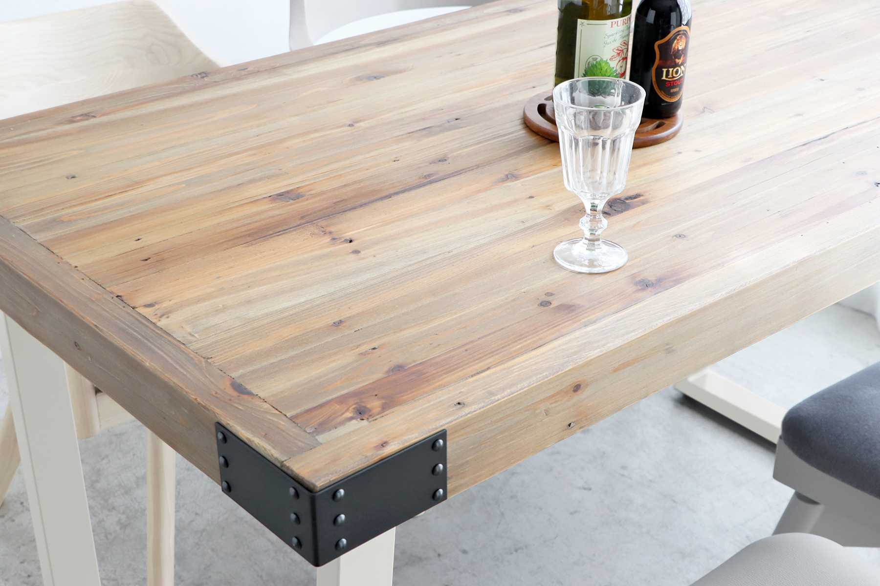 パイン古材の表情豊かな天板