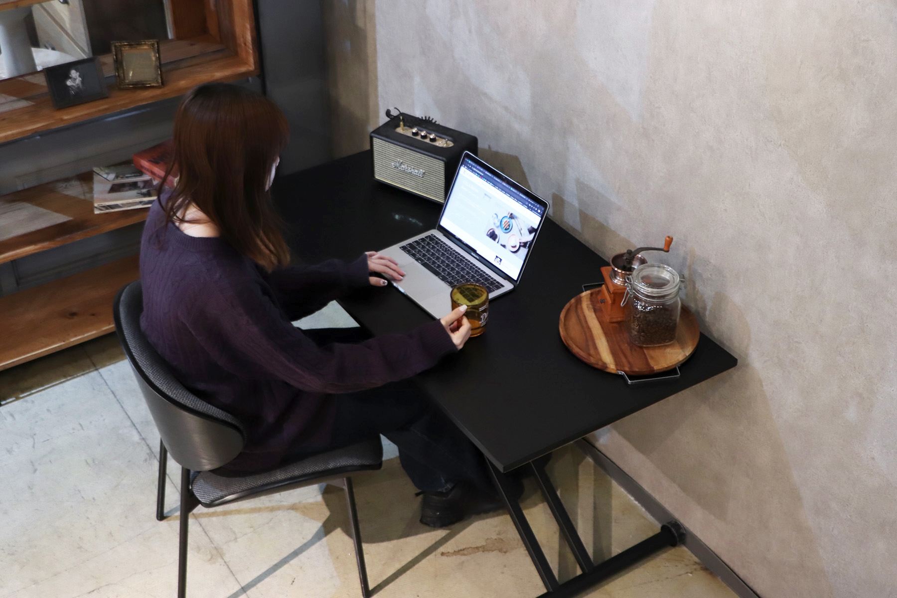 空間を引き締める黒