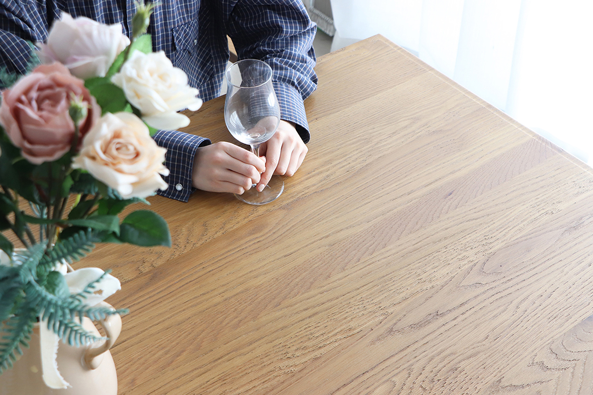 木の温かみを感じる天板